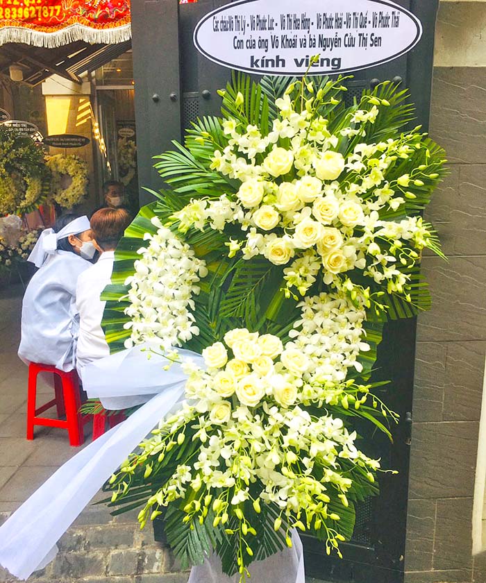 Vòng hoa viếng đám tang quận Tân Phú