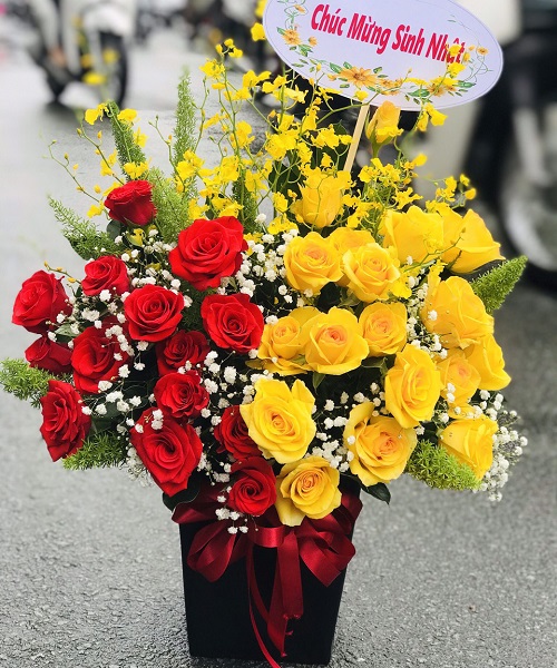 lẵng hoa chúc mừng sinh nhật tại cửa hàng hoa tươi ba vì