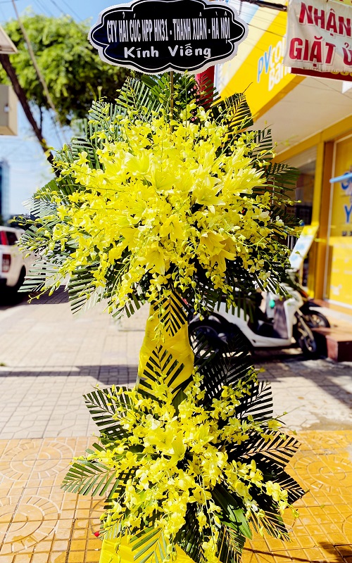 vòng hoa tang lễ hà nội màu vàng