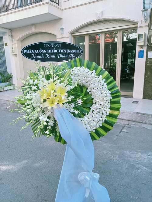 vòng hoa tang lễ màu trắng tại hà nội