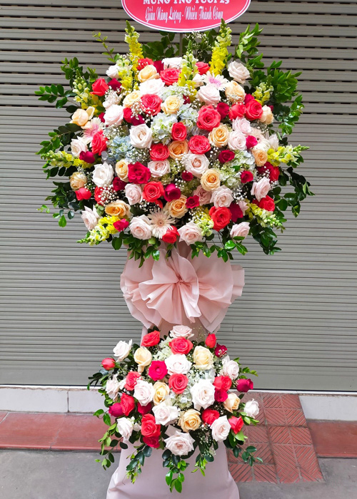 kệ hoa khai trương tại cửa hàng hoa tươi thạnh hóa